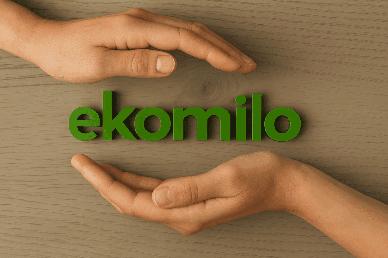 Dłonie trzymające napis Ekomilo podczas ekologicznego sprzątania biur Warszawa przez firmę sprzątającą Warszawa z bezpiecznymi środkami.